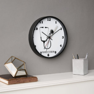 Niedliche Nurses-Station fügt Text hinzu Uhr