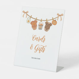 Niedliche Orange Halloween Babyduschkarten Geschen Sockelschild