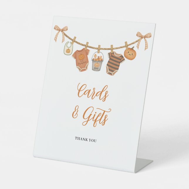 Niedliche Orange Halloween Babyduschkarten Geschen Sockelschild (Vorderseite)