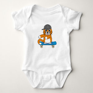 Niedliche orangefarbene Katze auf Skateboard Carto Baby Strampler