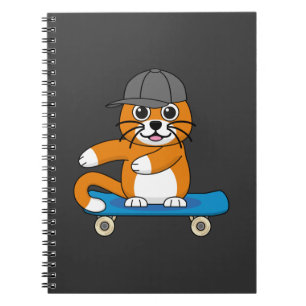Niedliche orangefarbene Katze auf Skateboard Carto Notizblock