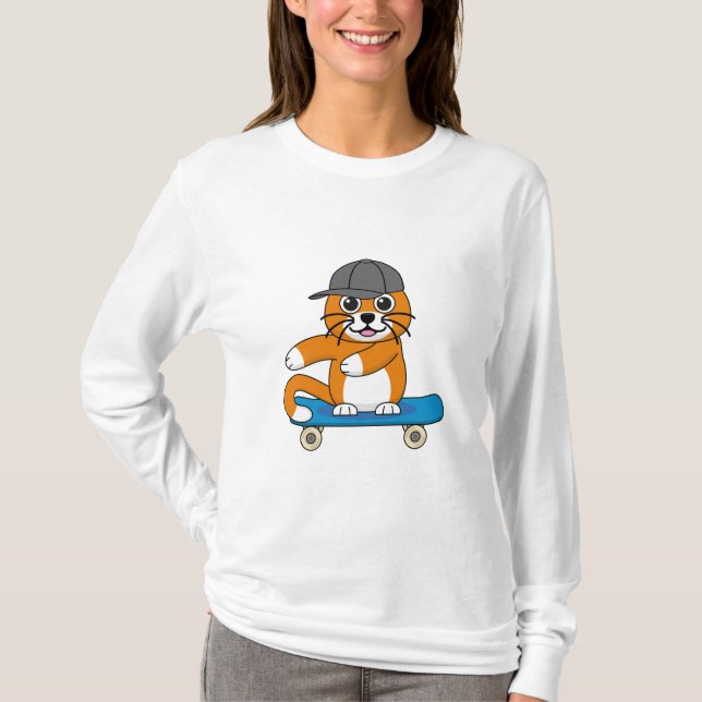 Niedliche orangefarbene Katze auf Skateboard Carto T-Shirt (Vorderseite)