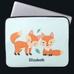 Niedliche Orangenfüchse Grafik Laptopschutzhülle<br><div class="desc">Personalisierter Laptop-Ärmel mit einer grafischen Abbildung von 2 orangen Füchsen sieht niedlich und glücklich aus. Hellblauer Hintergrund.</div>