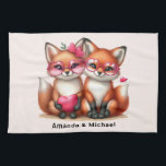 Niedliche Orangenfüchse in Liebe Geschirrtuch<br><div class="desc">Ein Küchentuch mit einem bezaubernden Bild von 2 Füchsen mit niedlicher Rose getönte Herzbrille. Mit Herzakzenten dekoriert.</div>