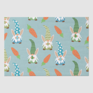 Niedliche Ostergome mit Eiern und Karotten auf bla Seidenpapier