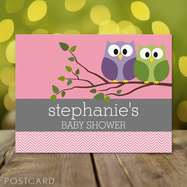 Niedliche Owls auf Zweig Baby Girl Dusche Rosa Einladungspostkarte (Baby Shower Invitation Postcard)