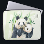 Niedliche Panda Bears Cuddling Watercolor Laptopschutzhülle<br><div class="desc">Personalisierter Laptop-Ärmel mit einer niedlichen Aquarell-Abbildung mit einem schwarz-weißen Mama- und Babypanda-Bär,  der zusammen kuschelt. Mommy hält ihren Sack zwischen ein paar grünen Bambusstalks.</div>