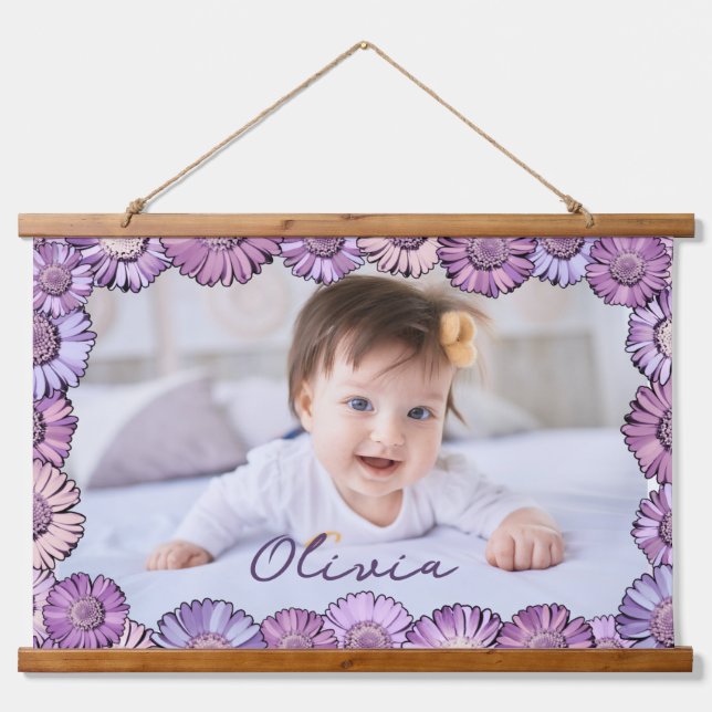 Niedliche Pastel Lila Daisy Name Foto Großkinder Wandteppich Mit Holzrahmen (Vorne)