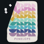 Niedliche Pastel Rainbow Geometrische Formen Perso Babydecke<br><div class="desc">Diese niedliche Babydecke zeichnet sich durch einfache geometrische Formen in einer pastellfarbenen Regenbogenfarbenpalette aus. Personalisieren Sie es mit Ihrem Namen. Tolle Geschenkidee.</div>