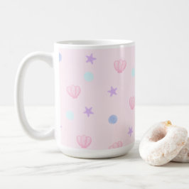 Niedliche Pastellmuscheln und Perlen in Rosa Kaffeetasse