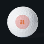 Niedliche Pastellrosa Orange Retro-Buchstaben Golfball<br><div class="desc">Diese stilvollen Golfbälle sind mit einem Monogramm in Korallen auf einem pastellrosa Hintergrund in Retro-Schrift versehen. Tolle Geschenkidee!</div>