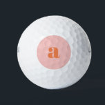 Niedliche Pastellrosa Orange Retro-Buchstaben Golfball<br><div class="desc">Diese stilvollen Golfbälle sind mit einem Monogramm in Korallen auf einem pastellrosa Hintergrund in Retro-Schrift versehen. Tolle Geschenkidee!</div>