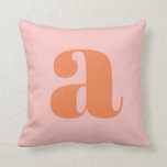 Niedliche Pastellrosa Orange Retro-Buchstaben Kissen<br><div class="desc">Dieses stilvolle Kissen mit dem Monogramm in Korallen auf einem pastellrosa Hintergrund in Retro-Schrift. Tolle Geschenkidee!</div>