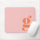 Niedliche Pastellrosa Orange Retro-Buchstaben Mousepad<br><div class="desc">Dieses stilvolle Mauspad zeigt Ihr Monogramm in Korallen auf einem pastellrosa Hintergrund in Retroschrift. Tolle Geschenkidee!</div>