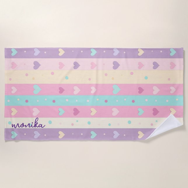 Niedliche Pastellstreifen Herz-Polka Dots Monogram Strandtuch (Vorderseite)