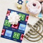 Niedliche Peace Liebe Hanukkah Pattern Dunkelblau Geschenkpapier Set<br><div class="desc">Peace Liebe Hanukkah Verpackungspapier in dunkelblau für einen jüdischen Menschen,  der Chanukah gerne feiert. Ein hübsches Zeichen der Ruhe,  Herzlichkeit und eine schöne Menorah in einem niedlichen Muster für den Urlaub.</div>