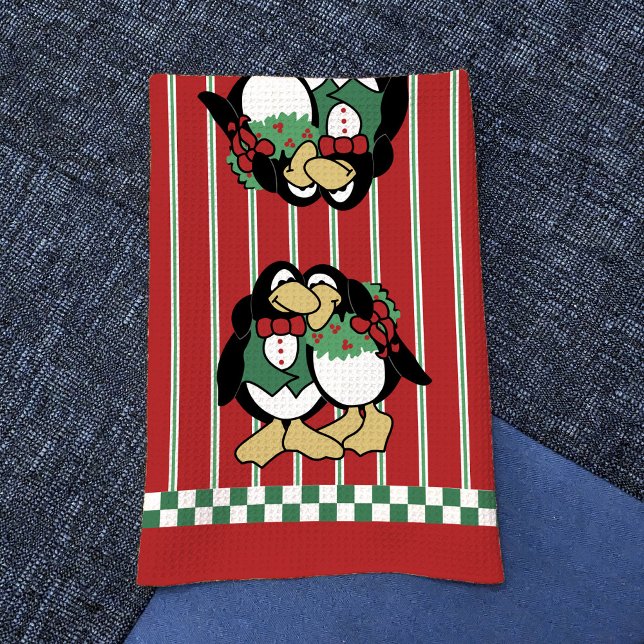 Niedliche Penguin Couple Whimsical Weihnachtsfeier Geschirrtuch (Romantic Christmas penguin couple on red and green kitchen towel)
