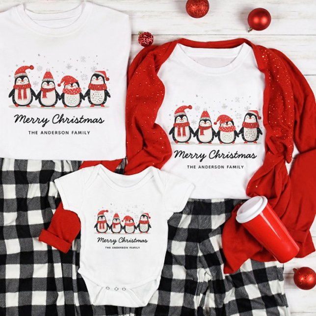 Niedliche Penguin Familienname Weihnachten T-Shirt (Von Creator hochgeladen)