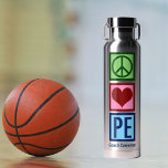 Niedliche Personalisierte Gym Lehrer Peace Liebe P Trinkflasche<br><div class="desc">Peace Liebe P.E. Ein niedliches,  maßgeschneidertes Geschenk für einen Trainer,  der den Schülern den Grundschulgymnastikraum und die körperliche Bildung beibringt. Ein cooles personalisiertes Gymnastiklehrer Weihnachtsgeschenk.</div>
