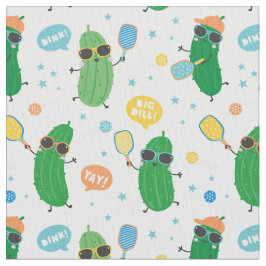 Niedliche Pickles spielen Pickleball auf weiß Stoff