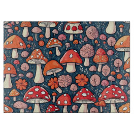 Niedliche Pilze aus rotem Blumen in grüner Dekorat Schneidebrett