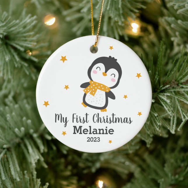 Niedliche Pinguinbabys erste Weihnachten auf weiße Keramik Ornament (Baum)