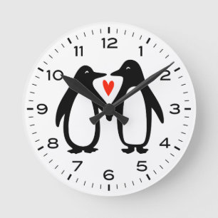 Niedliche Pinguine Couple Holding Hands Runde Wanduhr