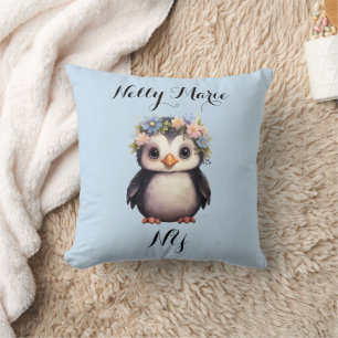 Niedliche Pinguine mit Blume Name & Monogramm Blau Kissen