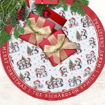 Niedliche Pinguine Muster Familienname Frohe Weihn Polyester Weihnachtsbaumdecke<br><div class="desc">Personalisieren Sie diesen festlichen Weihnachtsbaumrock mit Ihrem Familiennamen. Sie können die Vorlage auch verwenden,  um Ihre Grüße einzugeben. Dieser weiße und rote Rock weist ein niedliches Pinguinmuster auf,  das während der Ferien Spaß macht - sie schmücken Weihnachtsbäume,  gehen auf Skaten und treffen sich mit Familie und Freunden.</div>
