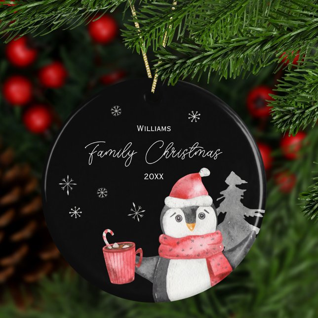 Niedliche Pinguine Weihnachten mit Familienname un Keramik Ornament (Von Creator hochgeladen)