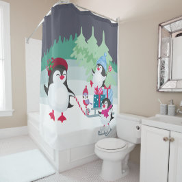 Niedliche Pinguinfamilie im Festwald - Schneeszene Duschvorhang