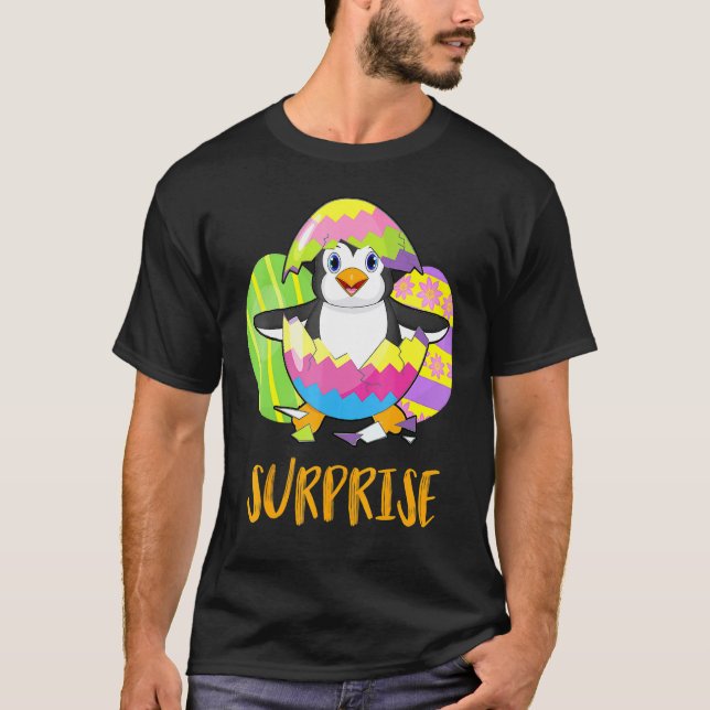 Niedliche Pinguinüberraschung mit Eiern farbenfroh T-Shirt (Vorderseite)