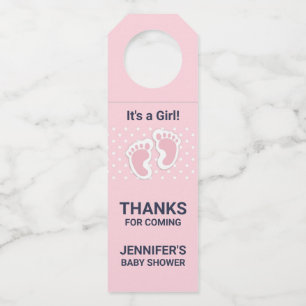 Niedliche Pink Baby Girl Footprints Es ist ein Mäd Flaschenanhänger