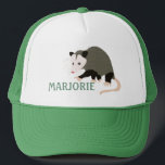 Niedliche Possum-Illustration Personalisiert Truckerkappe<br><div class="desc">Dieser Baseballmütze oder LKWs hat eine Abbildung eines niedlichen Posolsum oder Opossum,  wenn Sie es vorziehen,  und Ihren eigenen Namen oder kurze Nachricht. In der Phantastischen Possum Kollektion von Asterisk Designs finden Sie die Koordination von possum themed Geschenken und Produkten.</div>