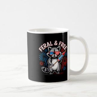 Niedliche Raccoon Feral, aber kostenlos 4. Juli Ju Kaffeetasse