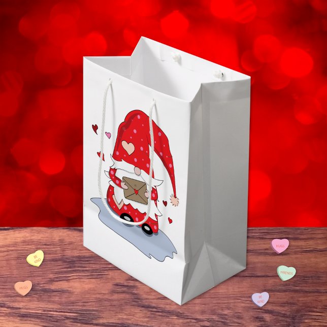 Niedliche Red Little Gnome Valentine's Day Geschen Mittlere Geschenktüte (Adorable red gnome with letter white gift bag .)