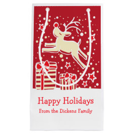 Niedliche Rentiere, die über Weihnachtsgeschenke s Kleine Geschenktüte