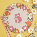 Niedliche Retro-Blüte 5 | Mädchen 5. Geburtstag Pappteller<br><div class="desc">Diese superniedlichen Teller aus dem fünften Geburtstag verfügen über einen handgezeichneten Blumenrahmen,  einschließlich Gänseblümchen,  in Orange,  Rosa,  olivfarbenen Grüntönen,  abgestuftetem Gold und Weiß. Retro Typografie lautet "5" in passendem Rosa. *Illustration von Tracey Khalei / Orabella Prints.</div>