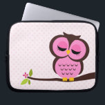 Niedliche rosa Eule Laptopschutzhülle<br><div class="desc">Stilvolle Elektronikhülse kennzeichnet eine schöne vektorillustration einer Eule,  die auf einem Baumast gehockt wird.</div>