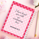 Niedliche rosa Herzen Hintergrund Christlich Planer<br><div class="desc">Christlicher Planer mit Zitat "Ich habe Sie mit einer immerwährenden Liebe geliebt". Mit unserem Christlichen Planer für das Adorable Hearts Background können Sie Ihre Glaubensreise begehen. Organisieren Sie mit Liebe,  geleitet von der Schrift,  Hingabe und einem herzlichen Design. Erhöhen Sie Ihre Spiritualität,  während Sie bleibe werden. Shoppe gleich heute.</div>