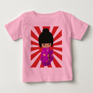 Niedliche rosa Kokeshi Puppe auf steigender Sonne Baby T-shirt
