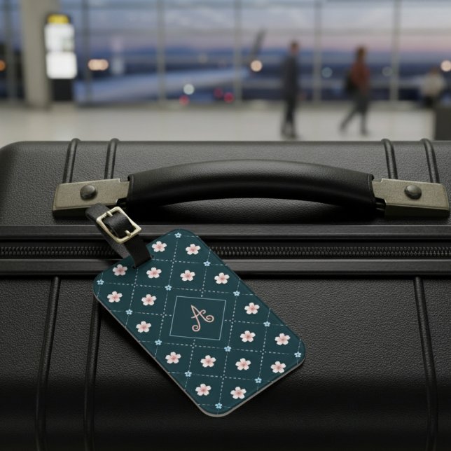 Niedliche rosa und blaue Blume Kariert auf dunkelA Gepäckanhänger (Von Creator hochgeladen)