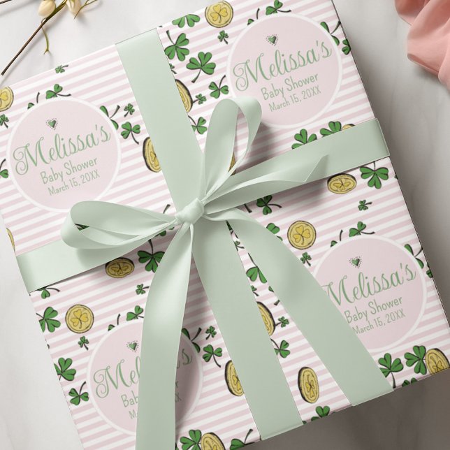 Niedliche Rosa und weiße Kleidung irische Babydusc Geschenkpapier Set (Cute and Feminine Hand-drawn Irish Illustrations against a Pastel Pink and White Pinstripe Pattern. )