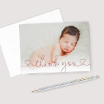 Niedliche Rose Pink Heart Script Custom Baby Girl  Dankeskarte<br><div class="desc">Moderne und minimale Dankeschön-Karten verfügen über ein Foto von Ihrem neugeborenen Mädchen mit individueller tiefer Rose Rosa (kann modifiziert werden) Dankeschön Sie Text in einem niedlichen Herz-Script-Schriftart Stil. Perfekt, um als kleine Dankeschön an Freunde und Familie, die Geschenke an das neue Baby, oder als Taufe Dankeschön Karten. Fügen Sie der...</div>