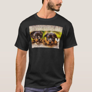 Niedliche Rottweiler-Welpen mit Blick auf den Zaun T-Shirt