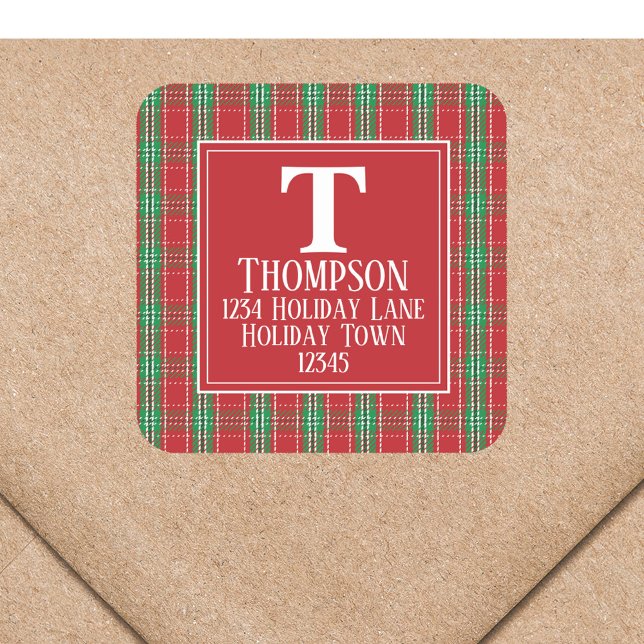 Niedliche rustikale Karierte Monogramm-Urlaubserfa Quadratischer Aufkleber (Christmas red and green plaid return address label with monogram and name. )