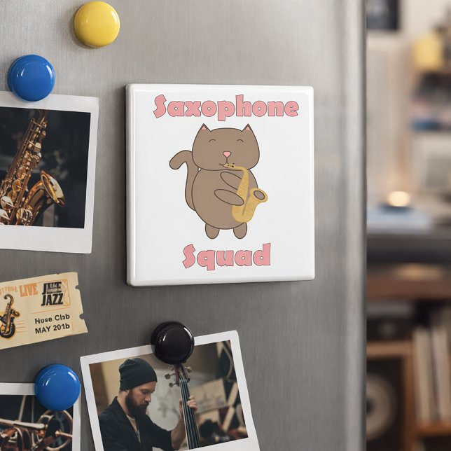 Niedliche Saxophon-Truppe Katze Magnet (A funny magnet with a saxophone playing cat and the text Saxophone Squad in pink letters.)