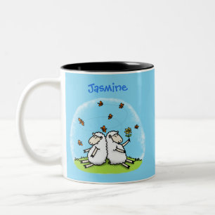 Niedliche Schaffreunde und Schmetterlinge Cartoon Zweifarbige Tasse