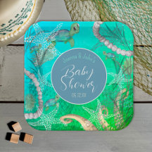 Niedliche Schildkröte unter der Meerwasserdusche