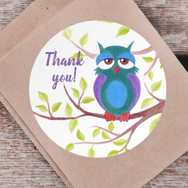 Niedliche schläfrige Eule auf einem Cartoon Benutz Runder Aufkleber (Von Creator hochgeladen)